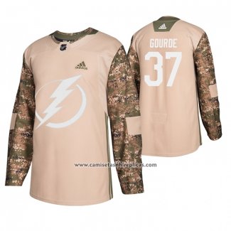 Camiseta Hockey Tampa Bay Lightning Yanni Gourde Veterans Day Camuflaje